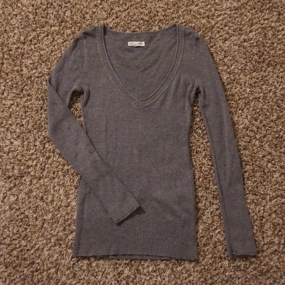 Light Grey V-Neck Sweater Aeropostale (Size Small)